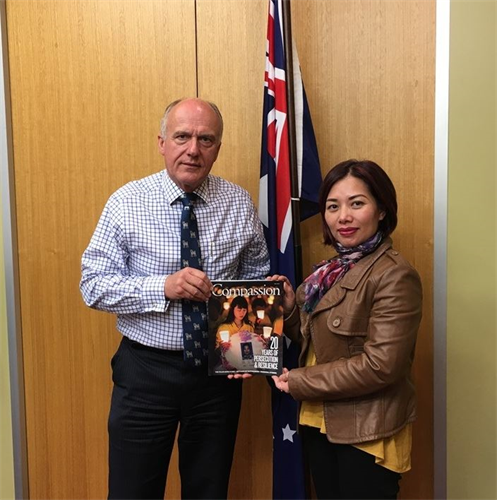 澳洲联邦参议员、参议院外交事务委员会主席阿贝茨先生(Senator the Hon Eric Abetz,左)在其位于塔斯曼尼亚州首府霍巴特市中心的办公室和法轮功学员合影。