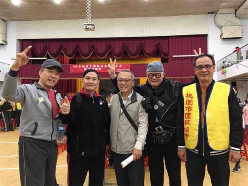 '图2:万运麟(中)表示,修炼法轮功让他身心提升。'