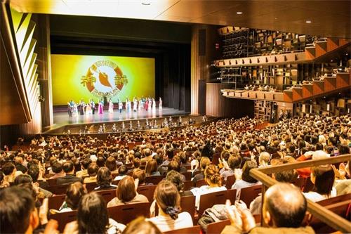 '图5:二零二零年一月十八日,神韵纽约艺术团在日本堺市民艺术文化厅(Sakai Performing Arts Center)上演两场演出,连续大爆满。日本主流赞神韵是完美无瑕的艺术,期盼神韵明年再来。'