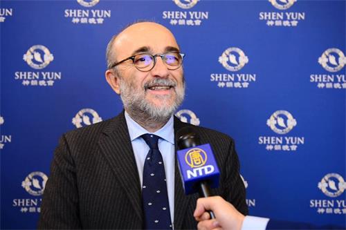 '图7:二零二零年一月十九日,意大利古典音乐文化协会主席毛里齐奥·罗伊(Maurizio Roi)于意大利摩德纳市帕瓦罗蒂市立剧院观赏了神韵巡回艺术团的第四场演出。'