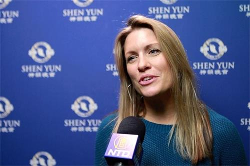 '图10:二零二零年一月十七日,英国著名广播电台制作人皮帕·泰勒(Pippa Taylor)在英国伦敦Eventim Apollo剧院观看了神韵国际艺术团的首场演出。'