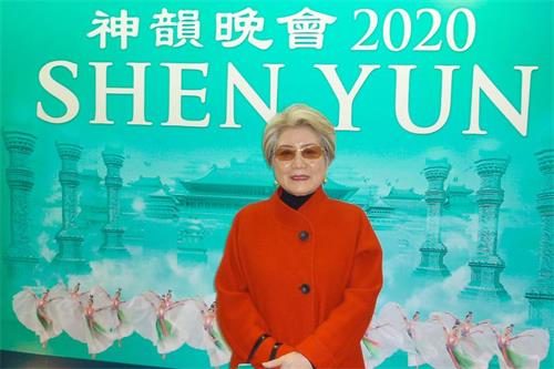 '图13:二零二零年一月十八日下午,日本贵金属分析公司社长松永(Matsunaga Noriko)观看了神韵纽约艺术团在日本堺市民艺术文化厅(Sakai Performing Arts Center)的首场演出。'