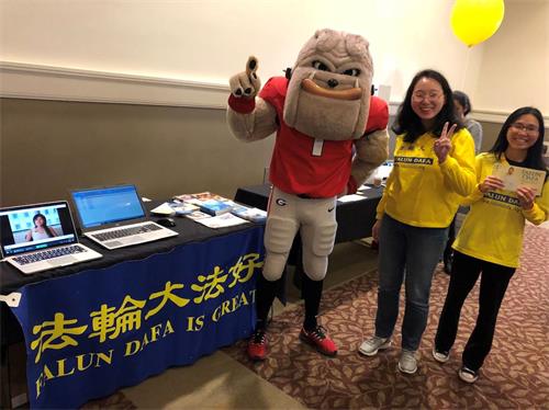 '图1:乔治亚大学法轮功俱乐部的青年学员们再次参加招新会,图为和学校吉祥物合影'