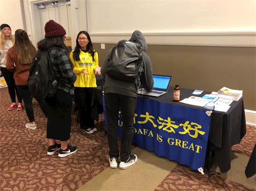 '图4:Chloe向乔治亚大学生介绍法轮功,很多学生留学联系方式,希望多了解法轮功'