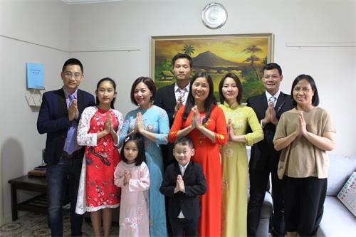 '图1~2:二零二零年中国新年将至,墨尔本部份越南裔法轮功学员和家人穿着节日盛装给师尊李洪志大师拜年。'