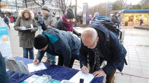 '图2:挪威民众签名谴责中共对法轮功的迫害'