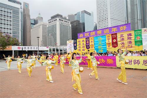 '图2~3:二零二零年一月二十五日,中国新年大年初一,香港法轮功学员向李洪志大师拜年。法轮功学员以打腰鼓方式向师父拜年。'