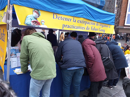 '图5,马德里市中心卡亚俄广场(plaza del Callao)上,人们纷纷签名,谴责中共迫害法轮功。'