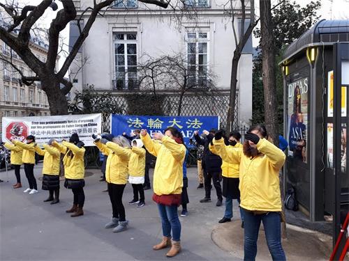 '图7:法轮功学员在法国参议院前集会,揭露中共活摘器官。'