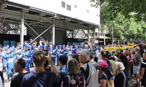 '图2~5:二零二零年一月二十六日,澳洲法轮大法团体参加了墨尔本一年一度的“澳大利亚日”盛装游行,是游行中的亮点。'