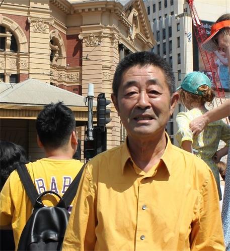 '图9:中国民主运动墨尔本联盟监事长高健希望民众能学法轮大法,多看《九评共产党》,觉醒自救。'