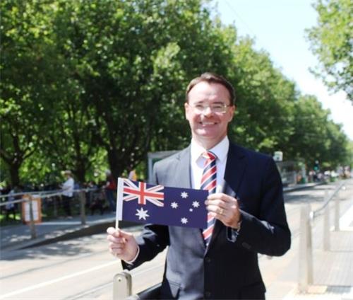 '图10:维州州议会反对党领袖、小生意影子厅长麦克尔·奥布莱恩(Hon. Michael O'Brien MP)欣赏法轮大法游行队伍。'