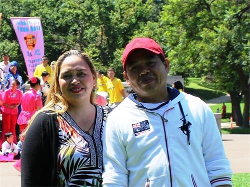 '图12:来自菲律宾的移民罗曼·弗兰西斯科(Roman Francisco)和太太伊万杰琳·弗朗西斯科(Evangeline Francisco)感佩法轮功学员为传播普世价值“真善忍”付出的努力。'