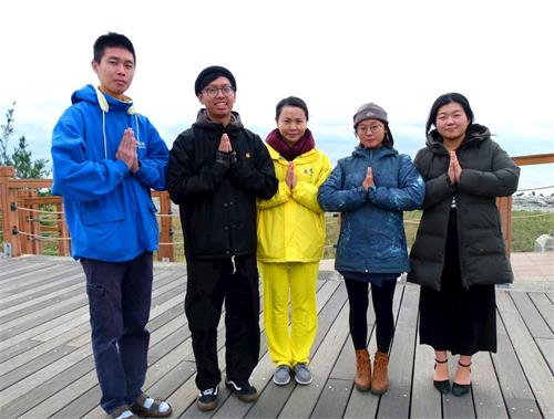 '图4:青年法轮功学员向李洪志师父拜年,相互提醒精進实修不放松。'