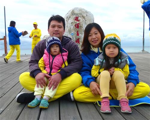 '图5:佑祯和佳颖夫妻带着大法小弟子向师父拜年,感恩全家沐浴大法佛光。'