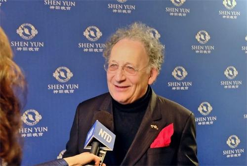 '图10:加拿大著名指挥家鲍里斯·布罗特(Boris Brott)观赏神韵世界艺术团在加拿大汉密尔顿的首场演出后表示神韵演出具有非常高的观赏价值,“演出让我全身心的陶醉”。'