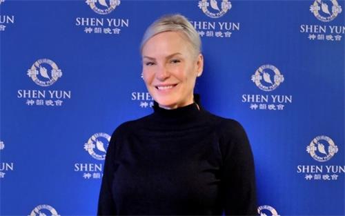 '图13:舞蹈演员凯瑟琳·哈维(Kaththea Harvey)观赏神韵世界艺术团在加拿大汉密尔顿的首场演出,推崇神韵“非同凡响,非常引人入胜,令人赏心悦目”'
