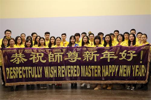 '图1:加拿大多伦多法轮功青年学员俱乐部成员在二零二零新年之际恭祝师父新年快乐!'