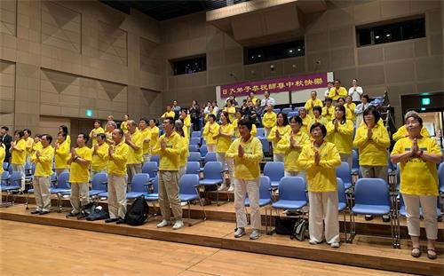 '图1:东京法轮功学员们祝师父李洪志先生中秋快乐,并合唱《师恩颂》'