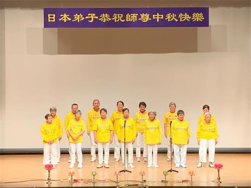 '图2:在一线坚持讲真相的老年学员向师父献上中秋祝福'