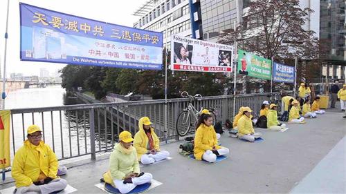 '图1~3:二零二零年十月一日,德国柏林法轮功学员在中共大使馆对面,揭露中共对法轮功长达二十一年的迫害。'