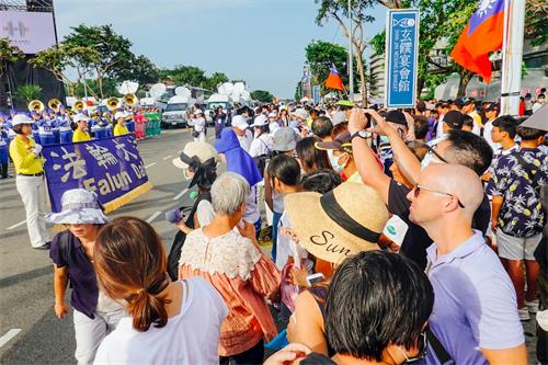 '图7:台湾民众纷纷为法轮功学员的天国乐团拍照留影'
