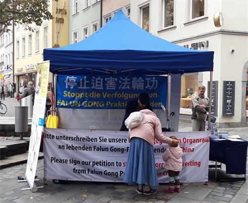 '图1~2:二零二零年十月十日,部份法轮功学员在德国巴伐利亚州班贝格市举办了讲真相活动。'