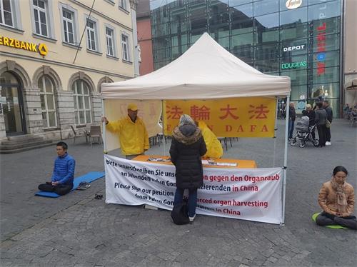 '图3:二零二零年十月三日,部份法轮功学员在德国巴伐利亚州维尔茨堡市举办讲真相活动。'