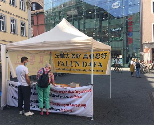 '图4:二零二零年九月十九日,部份法轮功学员在德国巴伐利亚州维尔茨堡市举办讲真相活动。'