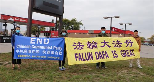 '图1~17:二零二零年十月十日和十一日,大多伦多地区的三十多个繁忙的大路口,退党横幅引人注目。'