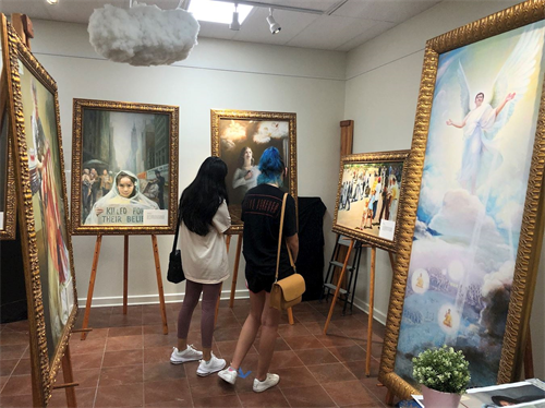 '图1~3:法轮功学生社团在大学中心(University Center)举办画展'