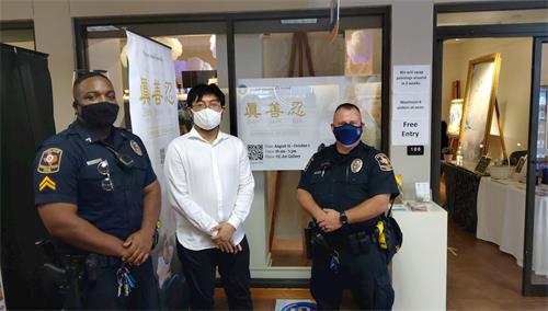 '图6:校园警察也来看画展并签名支持法轮功学员反迫害'