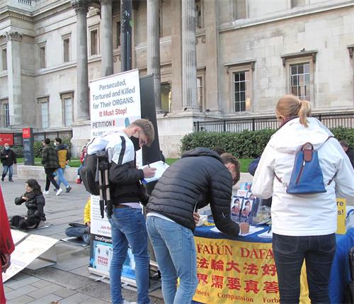 '图1~8:二零二零年十月十日,英国法轮功学员继续在伦敦特拉法加广场北平台举行讲真相反迫害活动,吸引过往民众关注支持、签名反迫害'