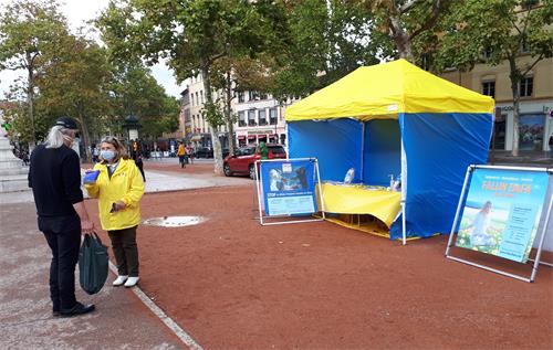 '图6:九月末,法轮功学员在里昂市第四区的红十字山广场(Place de la Croix-Rousse)举行了信息日活动。'