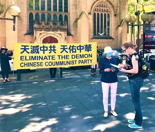 '图3~5:民众签署《解体中共请愿书》'