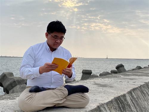 '图1:苏诚被法轮大法书中法理深深折服,每一个字仿佛都在撞击他的心灵。'