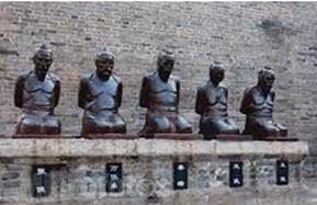 '陷害岳飞的五大奸臣跪像,左一为张俊'