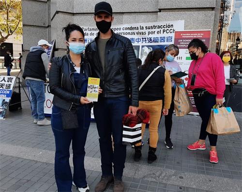 '图5:卡琳娜 (Karina R.)和拉斐尔(Rafael G.)支持法轮功学员反迫害。'