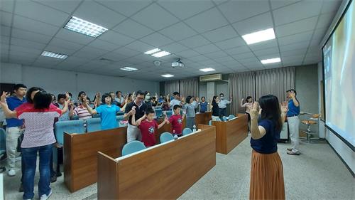 '图1~2:二零二零年九月二十一日至二十九日,假中兴大学理工大楼的演讲教室举办法轮功九天学习班,学员聆听李洪志老师讲法及学习炼功动作。'