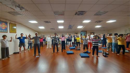 '图3~4:二零二零年九月一日至九日,在台中市太平区举办法轮功九天学习班,学员聆听李洪志老师讲法及学习炼功动作。'