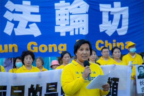 '图3:因为坚持信仰,尹丽萍在辽宁省七次被抓捕,六次被迫害得奄奄一息抬回家。她在集会中揭露中共的残酷迫害。'