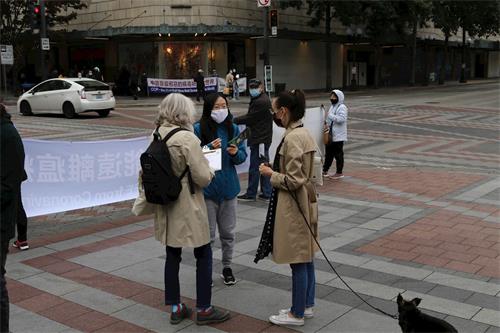 '图5~8:6、9、10:民众驻足签名“终结中共”'
