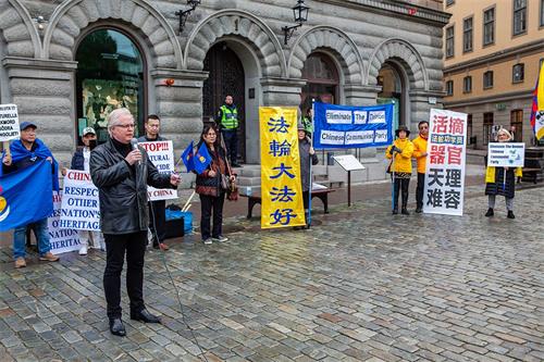 '图2:国会议员汉斯·罗森贝耶(Hans Rothenberg)先生在集会上发言。'
