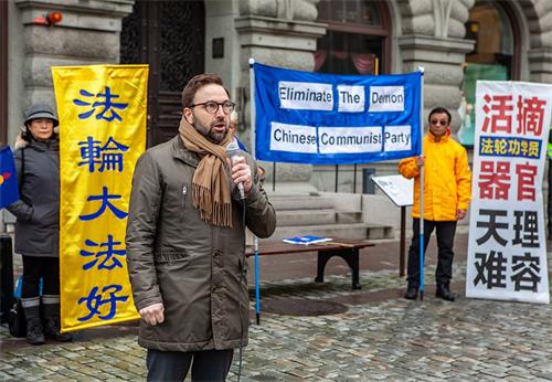 '图3:国会议员弗雷德里克·马尔姆(Fredrik Malm)先生在集会上发言。'