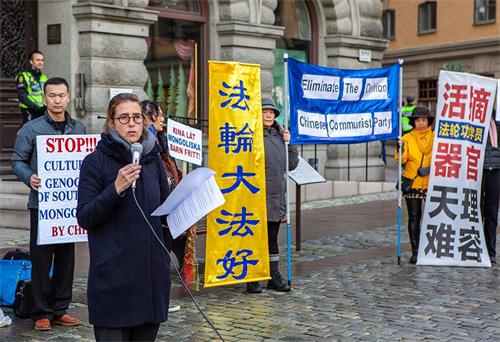 '图6:The Edelstam Foundation人权基金会主席卡罗琳·埃德尔斯坦(Caroline Edelstam)女士在集会上发言。'