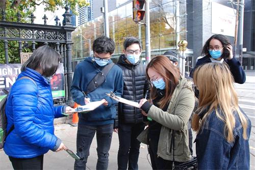 '图1~9:法轮功学员在大多伦多地区的三十多个繁华路口拉横幅,向民众讲真相和征签,民众踊跃签名表示支持。'