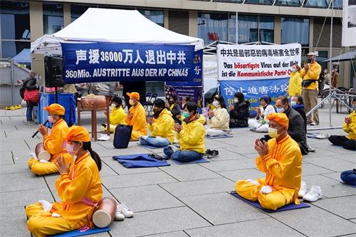 '图1:法轮功学员声援三亿六千万中国人三退。'