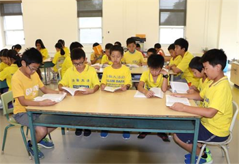 '迈克尔在参加集体学法(右一)'