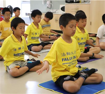 '年加拿大多伦多明慧学校夏令营,戈登(前)参加集体炼功'
