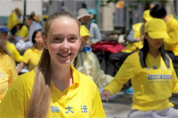 '十四岁的塔拉来自德国,从小就跟妈妈一起修炼法轮功'